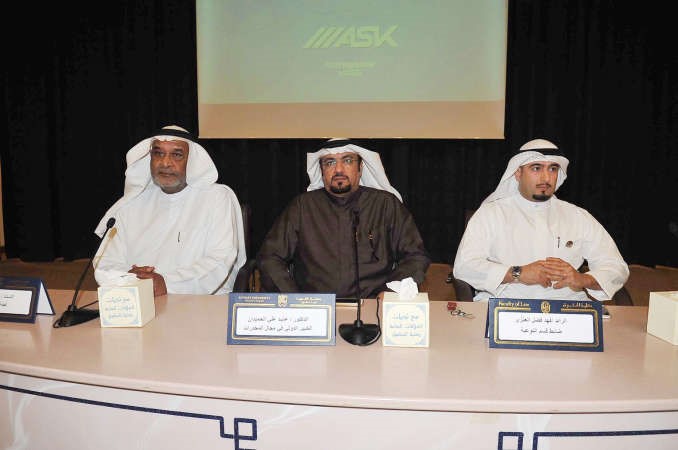 فهد العنزي ودعايد الحميدان ومنصور الخشتي خلال الندوة	اسامة ابوعطية﻿