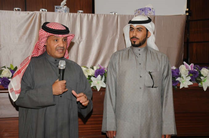 د وليد الطراروة خلال ورشة العمل مع الطالب علي العيسىمحمد خلوصي