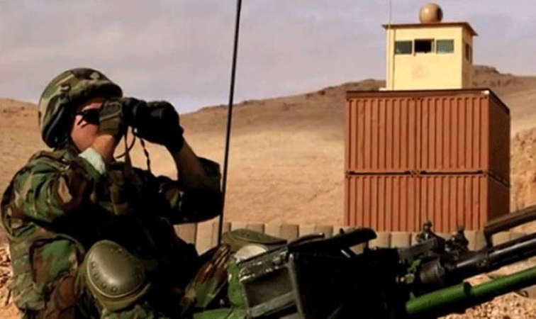 عنصر من الجيش اللبناني يراقب الحدود مع سورية﻿