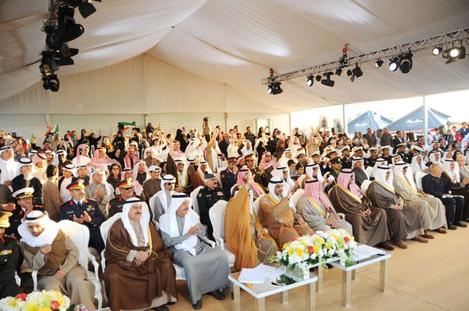 سمو رئيس الوزراء الشيخ جابر المبارك والشيخ صباح الخالد والشيخ محمد الخالد والشيخ خالد الجراح والشيخ محمد العبدالله ودبدر العيسى وعدد من الشيوخ والوزراء وكبار الضيوف في استقبال طاقم رحلة الامل
