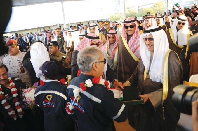 سمو رئيس الوزراء الشيخ جابر المبارك مرحبا بجاسم رشيد البدر واعضاء طاقم الرحلةفريال حماد