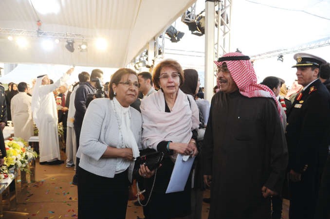 الزميل عدنان الراشد مع دموضي الحمود ومها برجس البرجس﻿