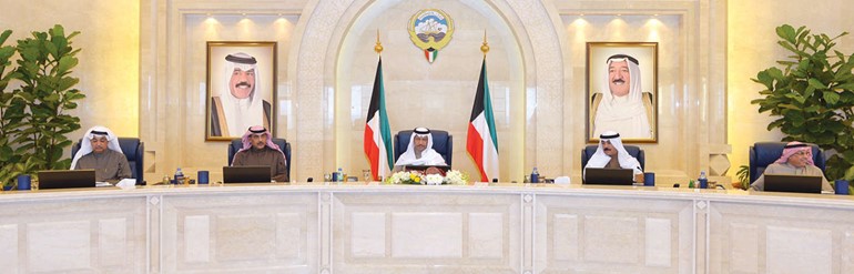 سمو رئيس مجلس الوزراء الشيخ جابر المبارك مترئسا جلسة امس ويبدو الشيخ صباح الخالد والشيخ محمد الخالد والشيخ خالد الجراح ود عبدالمحسن المدعج﻿