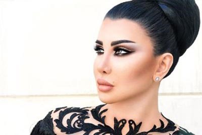 بالصور.. جيني أسبر ترتدي العباءة.. وطلاء أظافر مرصع بالفصوص الزرقاء 