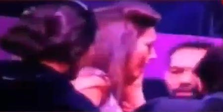 بالفيديو.. صفعة على وجه نجمة "بوليوود" في برنامج مباشر بسبب فستانها الشفاف...
