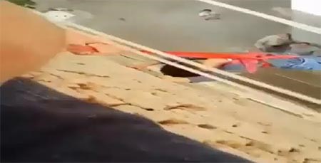 بالفيديو.. شاهد ماذا فعل والد مجنون بطفله في مصر