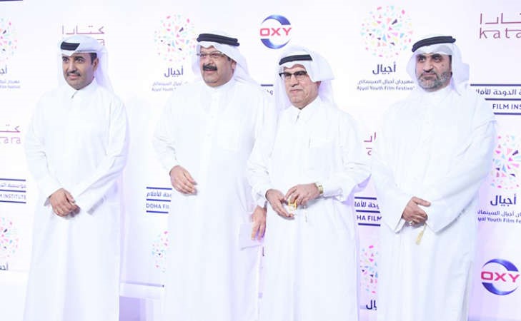 عبدالعزيز جاسم مع مجموعة من الممثلين القطريين 