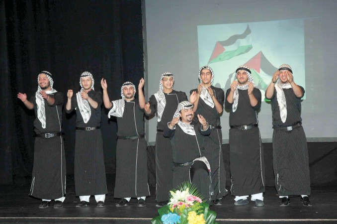 احدى الفقرات الفنية من التراث الفلسطيني على هامش الحفل