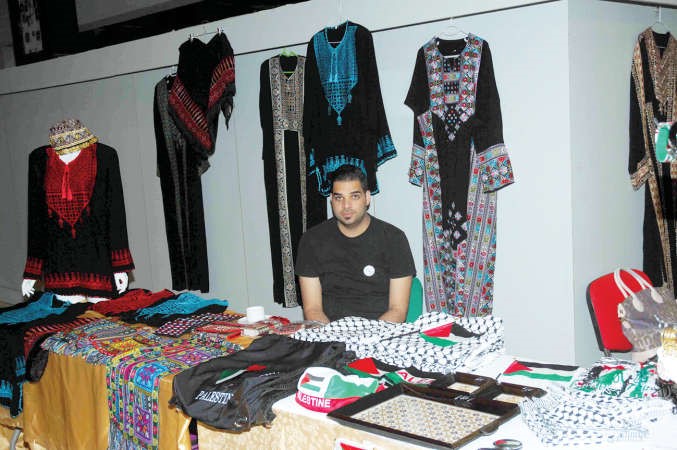 ازياء تراثية فلسطينية في المعرض المصاحب للحفل