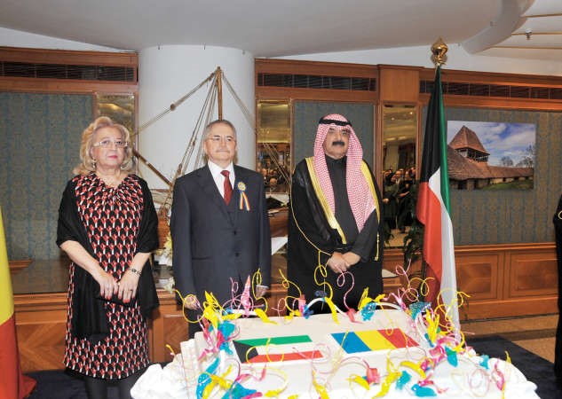 وكيل وزارة الخارجية خالد الجارالله والسفير الروماني وحرمه لدى قطع كيكة الاحتفال﻿