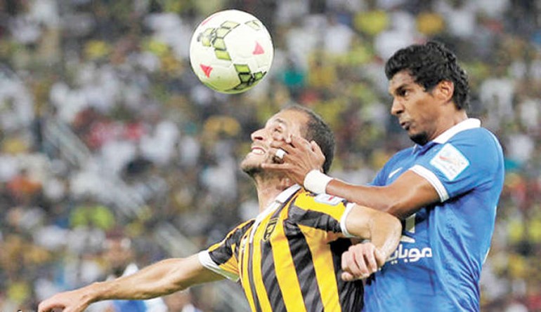 صراع على الكرة بين مهاجم الهلال يوسف السالم ومدافع الاتحاد محمد الدميري