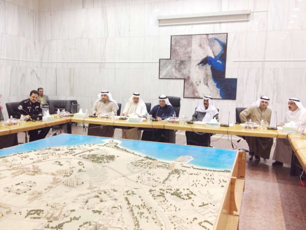 فهد الصانع خلال ترؤسه ورشة العمل 