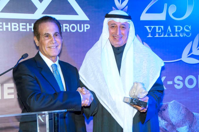 رفيق سعادة يقدم الى علي بهبهاني منحوتة ترمز للوحدة والشراكة