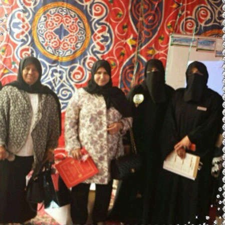 بدرية الخالدي تتوسط سارة الدوسري وفتحية المهدي
