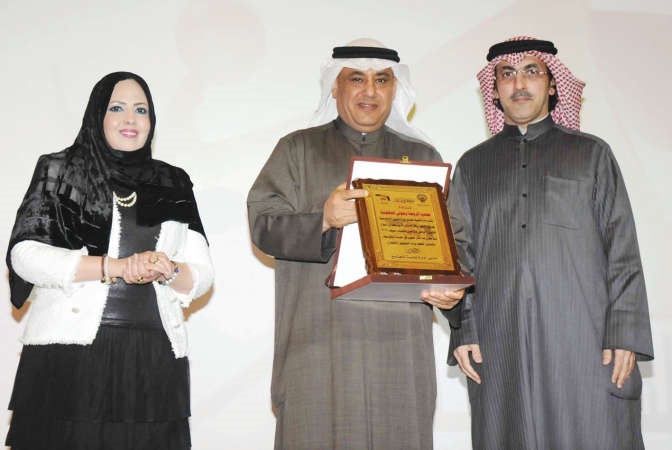 المطيري وشيخة العدواني يكرمان الجهات المشاركة في المشروع 