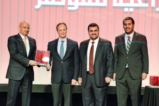 الشيخ سالم العبدالله يقدم درع التكريم للرئيس التنفيذي عمر العمر﻿