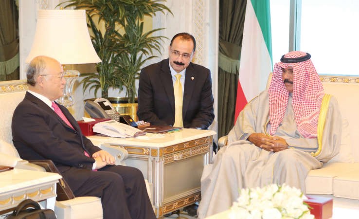  سمو نائب الامير وولي العهد الشيخ نواف الاحمد خلال استقباله مدير وكالة الطاقة الذرية يوكيا امانو