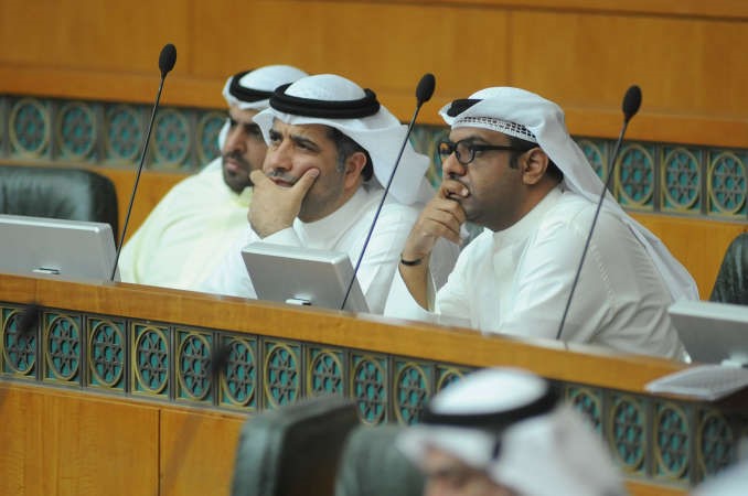 احمد القضيبي ودعودة الرويعي وراكان النصف اثناء الجلسة﻿