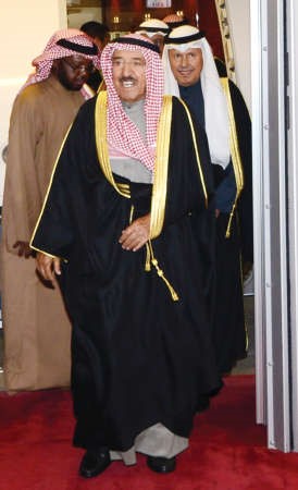 صاحب السمو الامير الشيخ صباح الاحمد لدى وصوله ويبدو احمد فهد الفهد