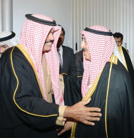 صاحب السمو الامير الشيخ صباح الاحمد لدى عودته الى البلاد وفي استقباله سمو ولي العهد الشيخ نواف الاحمد