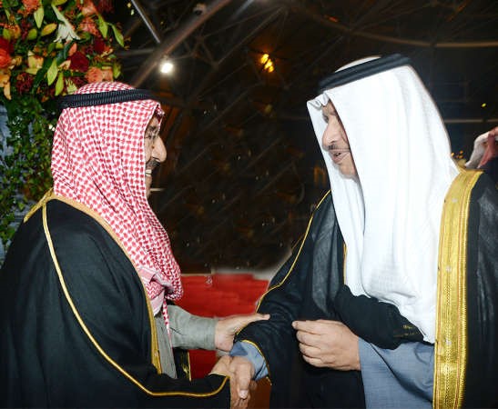 صاحب السمو الامير الشيخ صباح الاحمد مصافحا سمو الشيخ جابر المبارك