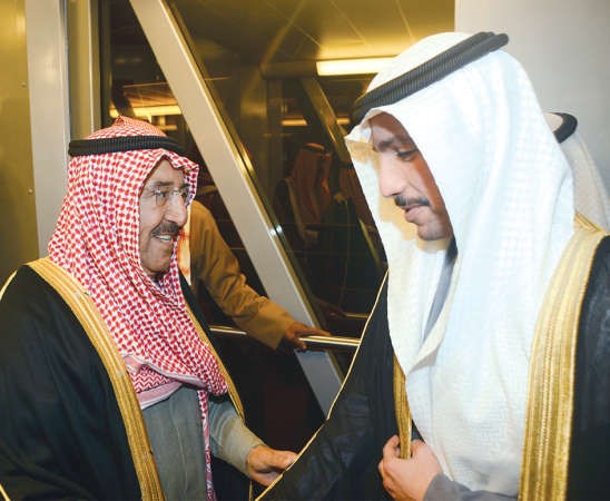 صاحب السمو الامير الشيخ صباح الاحمد مصافحا رئيس مجلس الامة مرزوق الغانم