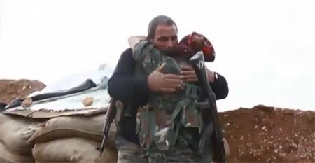 بالفيديو.. مقاتلة كردية تلتقي مع والدها صدفة بساحة القتال