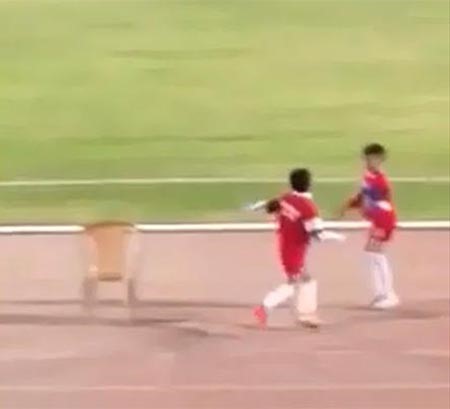 بالفيديو.. "هوشة" طفلين كويتيين داخل الملعب.. والجمهور يتخلى عن مشاهدة المباراة ويشجعهما !!