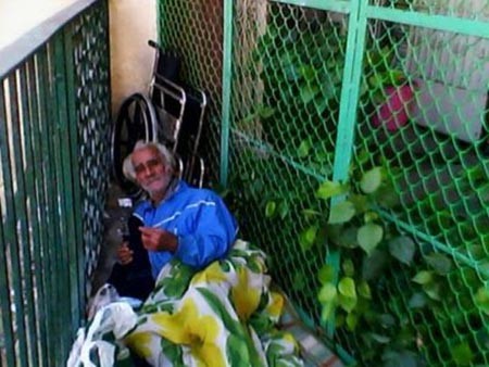 بالفيديو.. فنان مصري شهير مثَّل مع سعاد حسني يتسول في شوارع القاهرة 