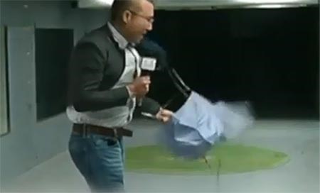 بالفيديو.. مراسل تلفزيوني يطير مباشرة على الهواء من شدة الرياح