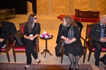 بالصور.. إليسا ونوال الزغبي في عزاء الصبوحة