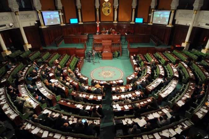 بالفيديو.. تونسي يتسلل إلى مقر البرلمان منتحلا شخصية نائب ويؤدي اليمين مكانه 