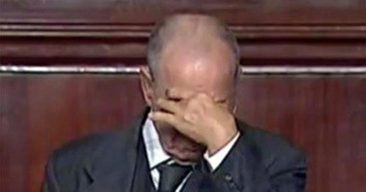 بالفيديو.. بكاء رئيس الجلسة الافتتاحية لبرلمان تونس وسط تصفيق النواب