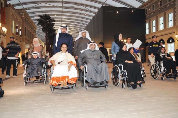 الشيخة شيخة العبدالله ودطارق الشطي في مقدمة المشاركين في المسيرة قاسم باشا