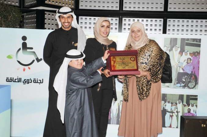 شريفة الغانم تكرم ازدهار العنجري