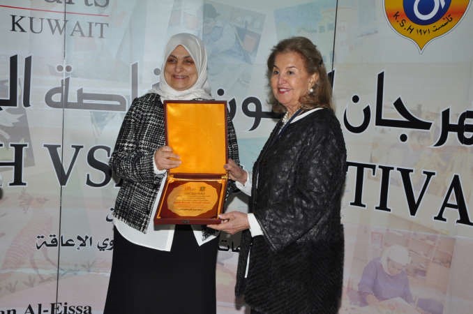 منيرة المطوع تقدم درعا تكريمية لهند الصبيح﻿