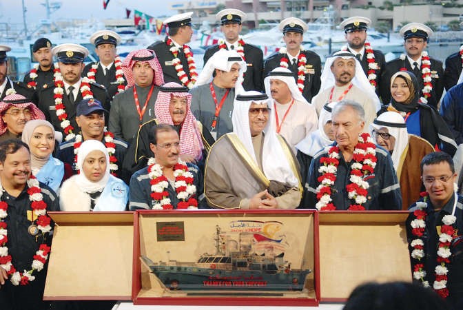 سمو رئيس مجلس الوزراء الشيخ جابر المبارك اثناء استقبال اعضاء الرحلة﻿