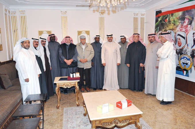 المحتفى به الكابتن علي عبدالهادي يتوسط دفهد الشليمي وداود البزيع ولاعبي الجيل الذهبي للنصر تصوير اسامة ابوعطية