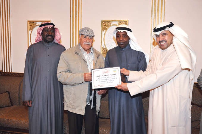 دالشليمي يقدم درعا تذكارية للكابتن عبدالهادي بحضور مبارك وعاشور
