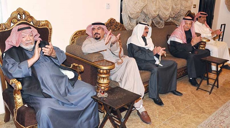 البزيع وجانب من رواد الديوانية
