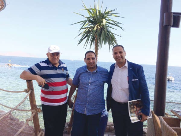 مدير المبيعات في فندق جراند روتانا خالد سعيد مع الزميلين اسامة ابوالسعود وفوزي عويس