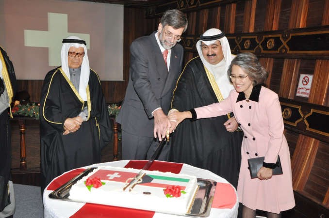 وليد الخبيزي والسفير السويسري اتيان تيفو وحرمه يقطعون كيك الحفل ويبدو فهد المعجل﻿