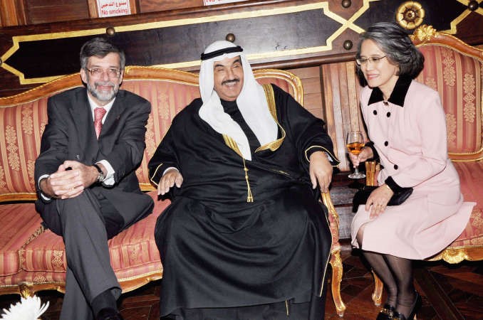 سمو الشيخ ناصر المحمد متوسطا السفير السويسري اتيان تيفو وحرمه﻿
