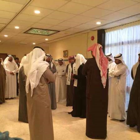 عدد من طلبة الشريعة خلال اعتصامهم امام مكتب عميد الكلية﻿