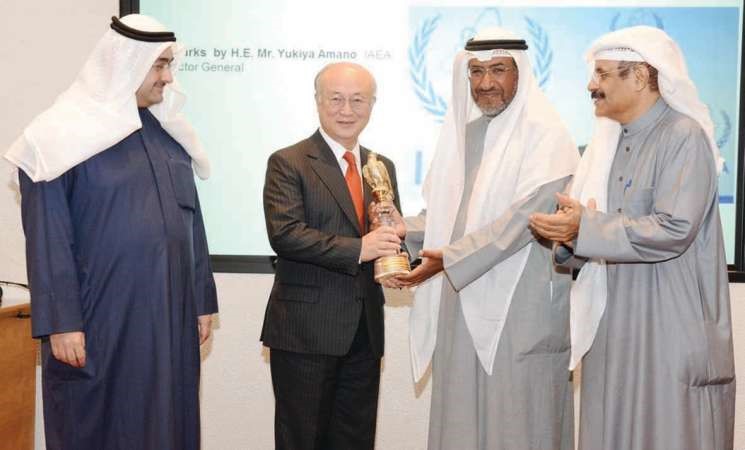  دناجي المطيري يسلم درعا تكريمية ليوكيا امانو ﻿