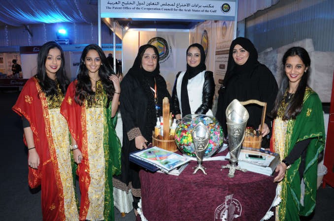 عدد من المشاركات في المعرض