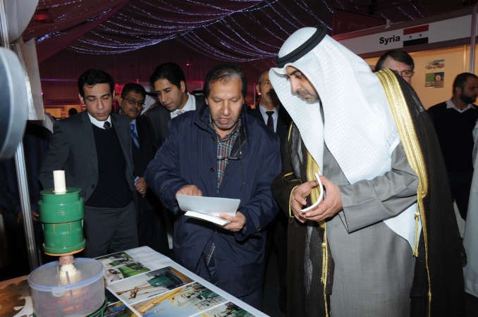 العبدالله يستمع لشرح عن احد الاختراعات