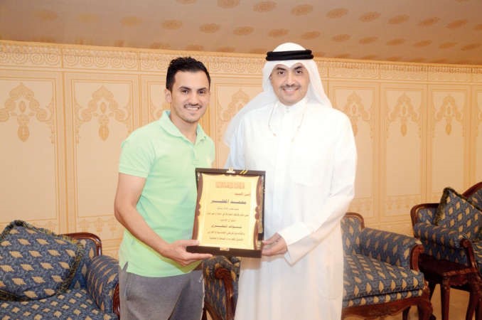 محمد براك المطير يتسلم درعا تذكارية من نواف المطيري