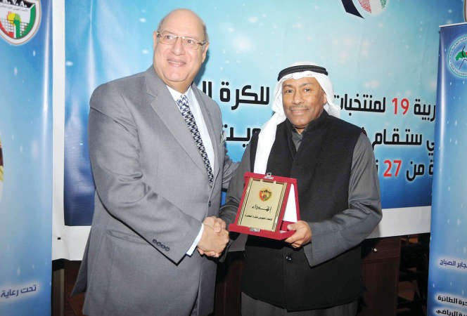 وليد امان يتسلم درعا تذكارية