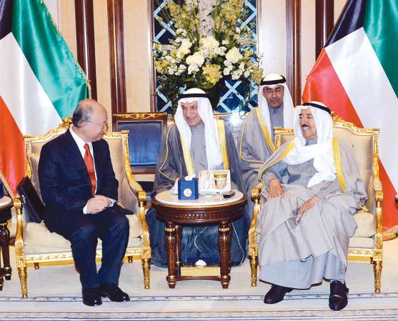 صاحب السمو الامير الشيخ صباح الاحمد مستقبلا المدير العام للوكالة الدولية للطاقة الذرية يوكيا امانو﻿